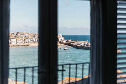 Suite, Bathtub, Sea View | Bed sheets