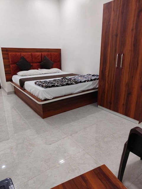 Luxury Room, Air conditioning | Desk, rollaway beds, free WiFi, bed sheets