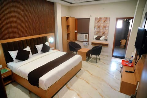 Desk, laptop workspace, free WiFi, bed sheets