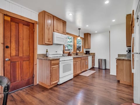 House, 2 Bedrooms | Private kitchen | Fridge, oven, coffee/tea maker, toaster