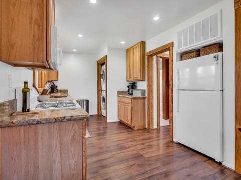 House, 2 Bedrooms | Private kitchen | Fridge, oven, coffee/tea maker, toaster