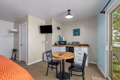 Deluxe Single Room, Patio | Private kitchenette | Mini-fridge, microwave