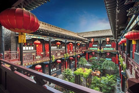 Luxury Room, Courtyard View | Living area