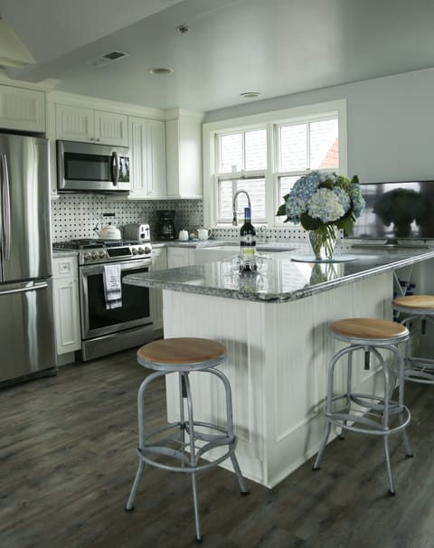 Captain's Quarters, 2 bedroom Luxury Suite | Private kitchen | Coffee/tea maker