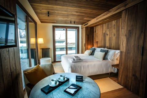 In-room safe, soundproofing, free WiFi, bed sheets