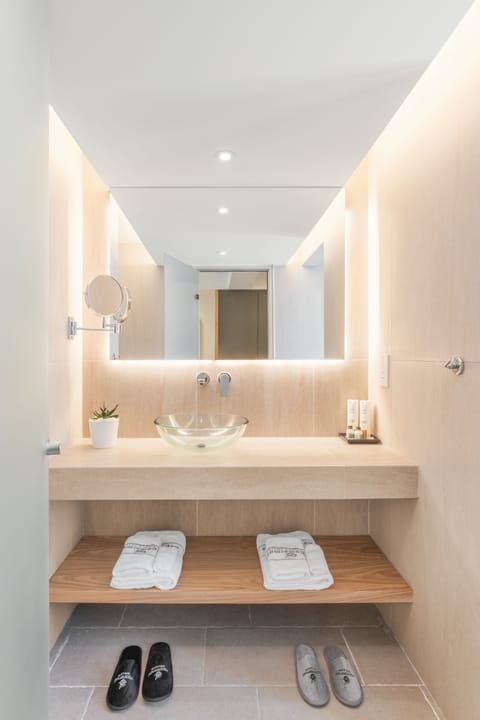 Executive Room, Pool View | Bathroom | Rainfall showerhead, eco-friendly toiletries, hair dryer, bathrobes