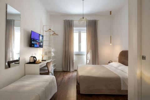 Deluxe Triple Room | Desk, laptop workspace, free WiFi