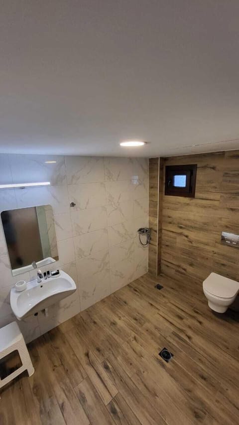 Classic Quadruple Room, Mountain View | Bathroom