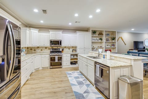 House (5 Bedrooms) | Interior