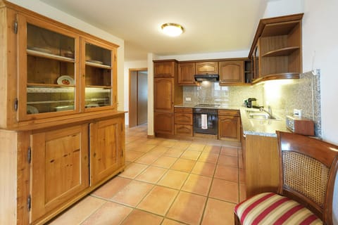 Apartment, Kitchen, Courtyard View | Private kitchen