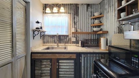 Studio, 1 Queen Bed, Kitchenette | Private kitchenette | Coffee/tea maker, electric kettle, toaster, paper towels