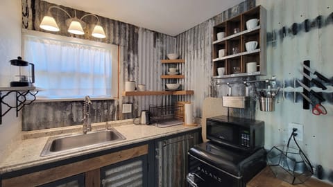 Studio, 1 Queen Bed, Kitchenette | Private kitchenette | Coffee/tea maker, electric kettle, toaster, paper towels