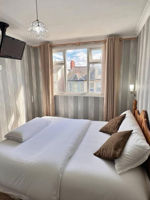 Standard Double Room | Desk, iron/ironing board, free WiFi