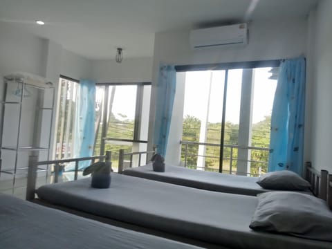 Family Townhome, 4 Bedrooms, Mountain View | Free WiFi, bed sheets