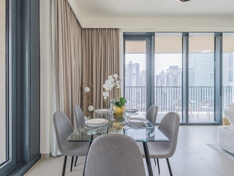 Luxury Apartment, Balcony, City View | In-room dining