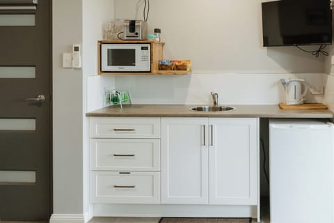 Deluxe Double Room | Private kitchen | Mini-fridge, microwave, stovetop, electric kettle