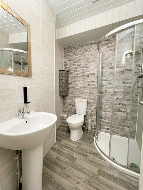Linen Loft - R2 | Bathroom | Shower, free toiletries, hair dryer, towels