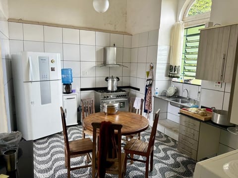 Full-size fridge, microwave, oven, stovetop