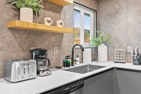 House (3 Bedrooms) | Private kitchen | Coffee/tea maker, electric kettle, toaster, cookware/dishes/utensils