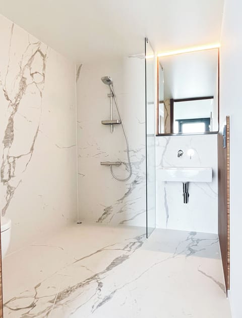 Standard Single Room | Bathroom | Hair dryer, towels, soap, shampoo