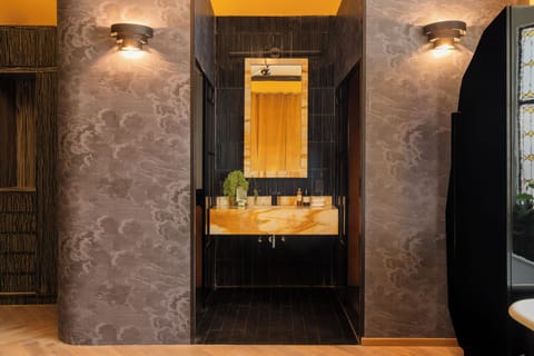 Deluxe Room, Courtyard View | Bathroom | Hair dryer, slippers, towels, soap