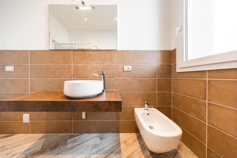 Comfort Duplex, 2 Bedrooms, Garden View | Bathroom | Shower, hair dryer, bidet, towels