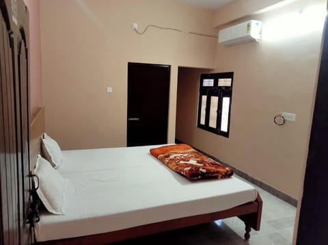 Basic Double Room | Free WiFi, bed sheets