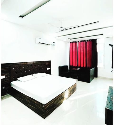 Deluxe Room | Desk, free WiFi, bed sheets