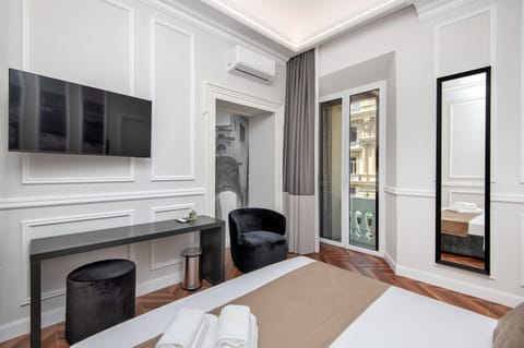 Exclusive Suite, 1 King Bed with Sofa bed, City View | Minibar, in-room safe, desk, laptop workspace