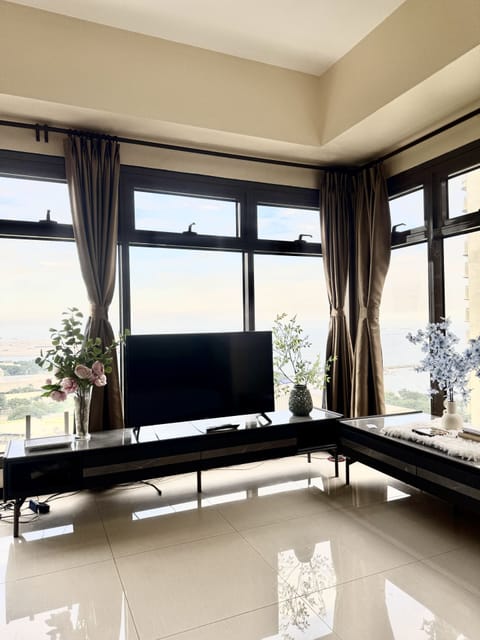 Signature Condo, 1 Bedroom, Non Smoking, Kitchen | Living room | 30-inch flat-screen TV with digital channels