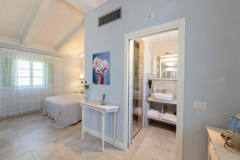 CAMERA MATRIMONIALE CON ACCESSO DISABILI LAVANDA | Bathroom | Shower, free toiletries, hair dryer, towels