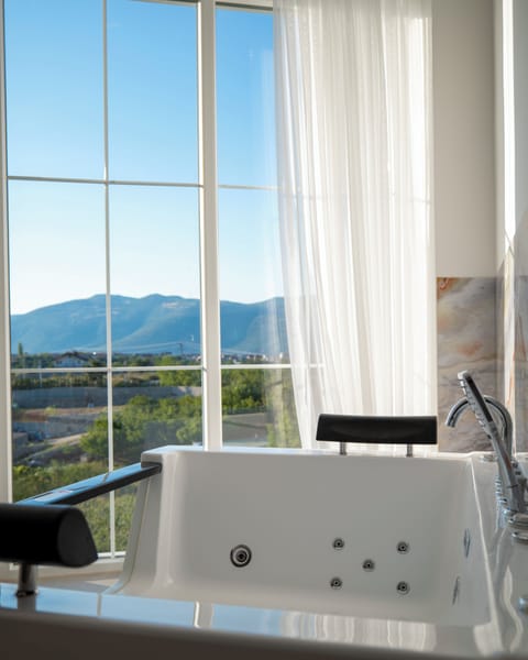Deluxe Suite, Balcony, Courtyard View | Bathroom | Free toiletries, hair dryer, towels, soap