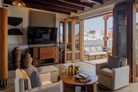 Suite, 1 King Bed | Premium bedding, down comforters, pillowtop beds, minibar