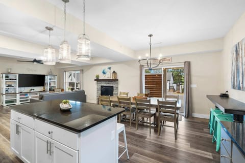 House, Multiple Beds, Hot Tub, Garden View (Pineapple Bungalow) | Dining