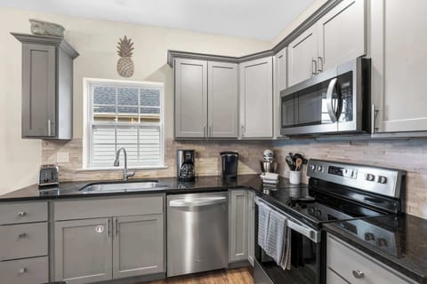 House, Multiple Beds, Hot Tub, Garden View (Pineapple Bungalow) | Private kitchen | Fridge, microwave, oven, stovetop