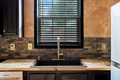 Condo, 2 Bedrooms, Non Smoking, Mountain View | Private kitchen