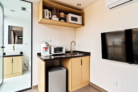 Deluxe Studio, 1 King Bed | Private kitchen