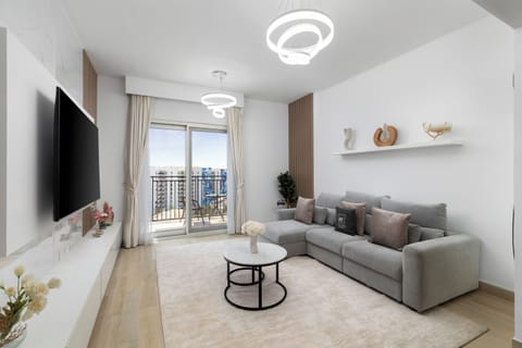 Deluxe Apartment, Non Smoking, Canal View | Living area