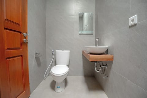 Deluxe Room | Bathroom | Shower, rainfall showerhead, towels, soap