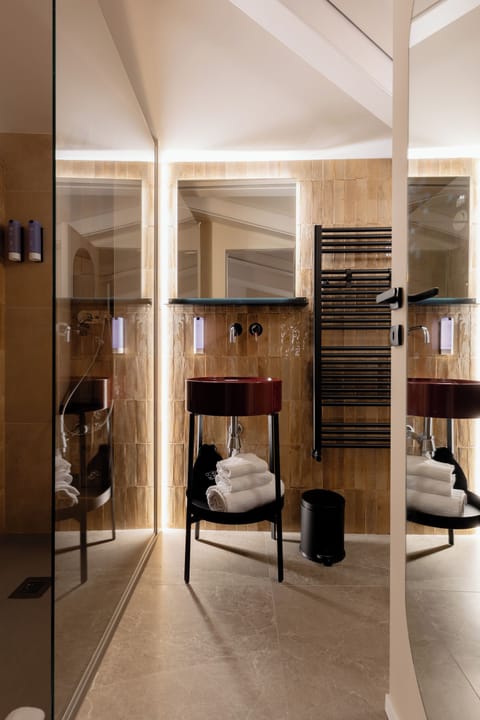 Deluxe Double or Twin Room | Bathroom | Shower, hair dryer, towels, soap