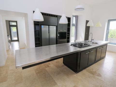 Microwave, dishwasher, cookware/dishes/utensils