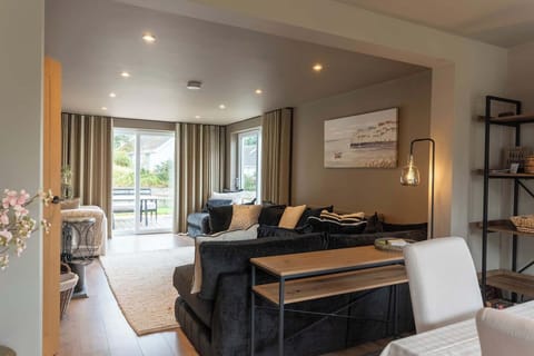 Family House, Garden View | Living room | 40-inch Smart TV with digital channels