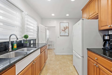 Apartment, 2 Queen Beds, Patio, Garden View (307-3 Alhambra) | Private kitchen | Fridge, microwave, oven, stovetop