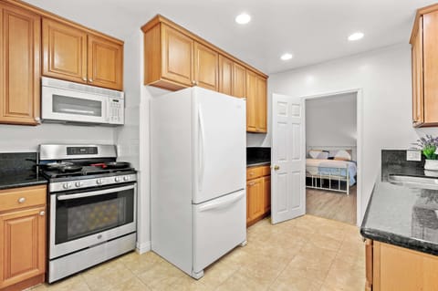 Apartment, 2 Queen Beds, Patio, Garden View (307-3 Alhambra) | Private kitchen | Fridge, microwave, oven, stovetop