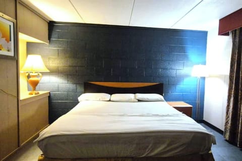 King Bed Non-Smoking | Iron/ironing board, free WiFi, bed sheets