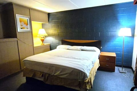 King Bed Non-Smoking | Iron/ironing board, free WiFi, bed sheets