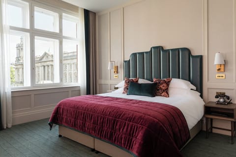 Executive Room, 1 King Bed | Premium bedding, pillowtop beds, in-room safe, desk