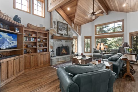 House, 6 Bedrooms | Living area | Smart TV
