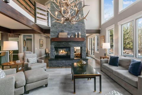 House, 5 Bedrooms | Living area | Smart TV