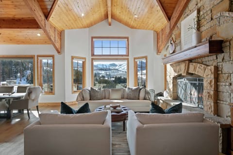 House, 5 Bedrooms | Living area | Smart TV
